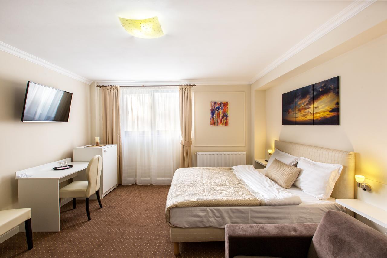 Prestige Hotel Jászvásár Kültér fotó